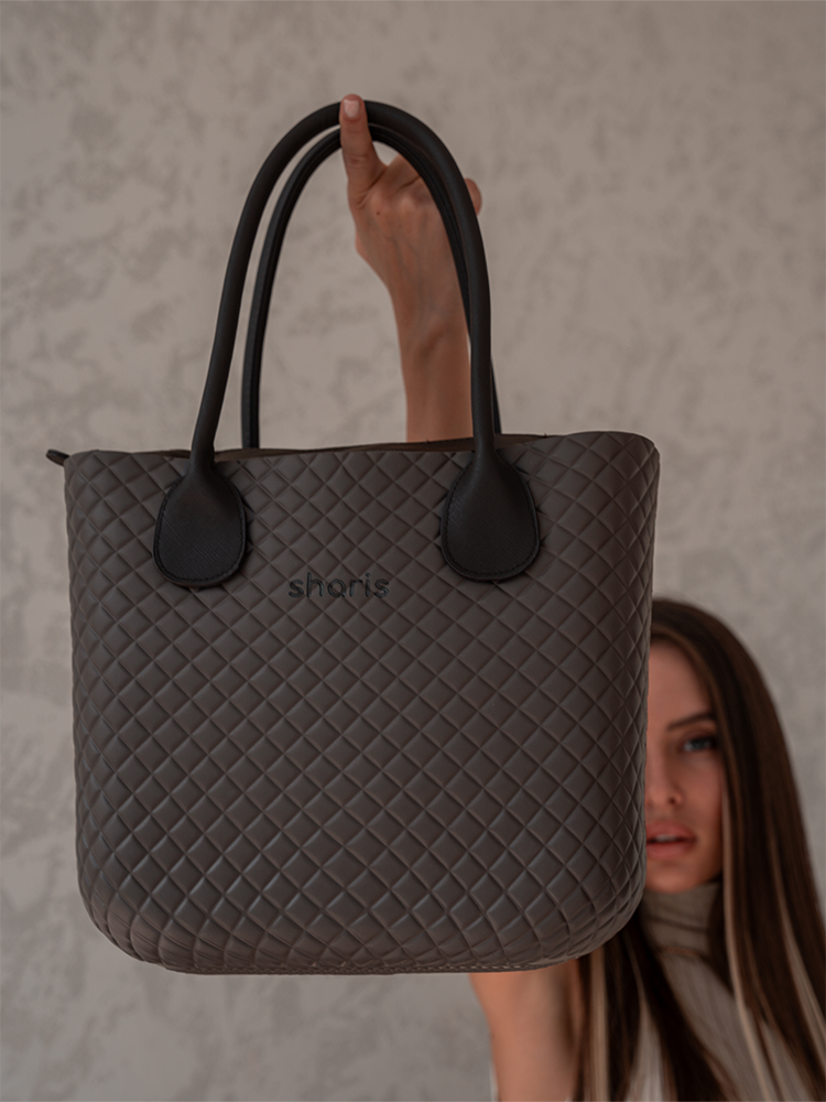 Сумка из экокожи в городе