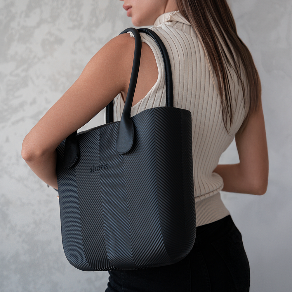 Чёрный шоппер на плече сбоку