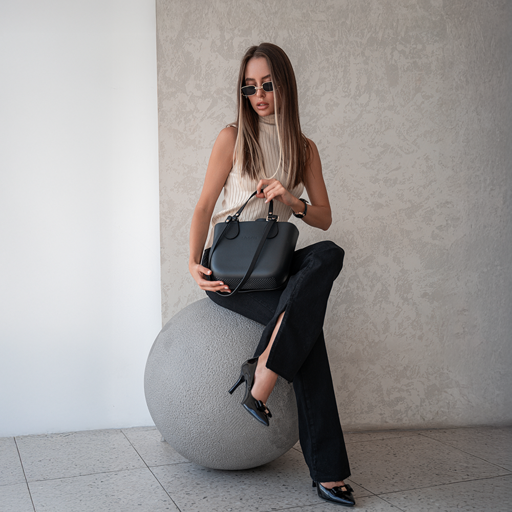 Чёрная сумка‑сэтчел с короткими ручками