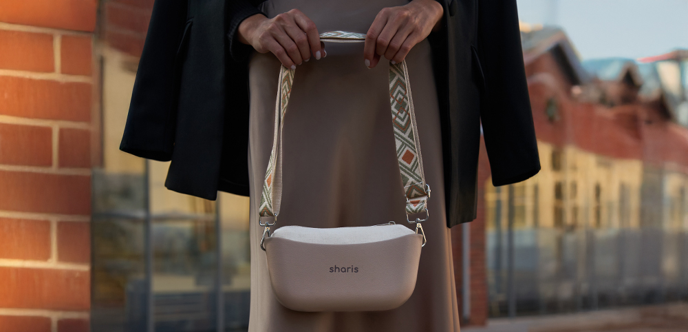 Бежевая кроссбоди с узорным ремнём