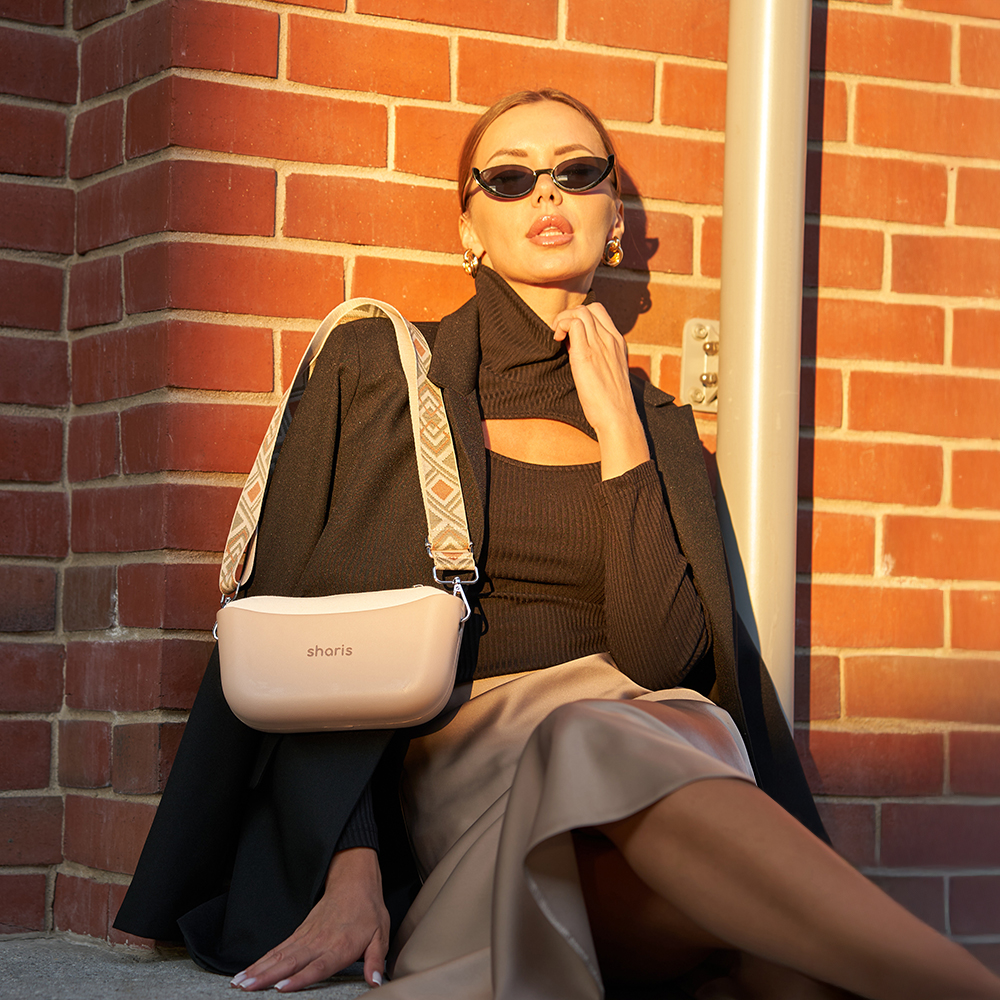 Бежево‑чёрный образ с кроссбоди