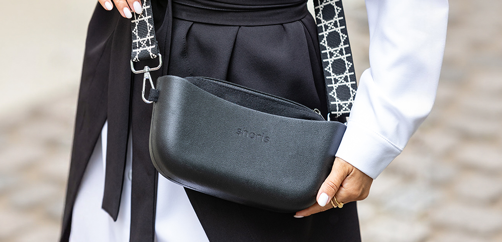 Чёрная кроссбоди крупно на ремне