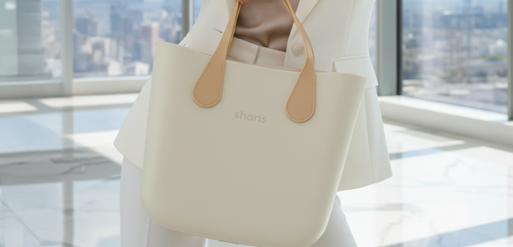 Sharis кремовый шопер с бежевыми ручками крупно на фоне города