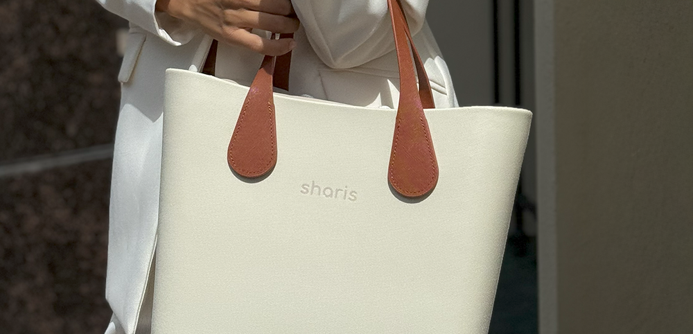 Sharis светлый шопер с рыжими ручками на улице