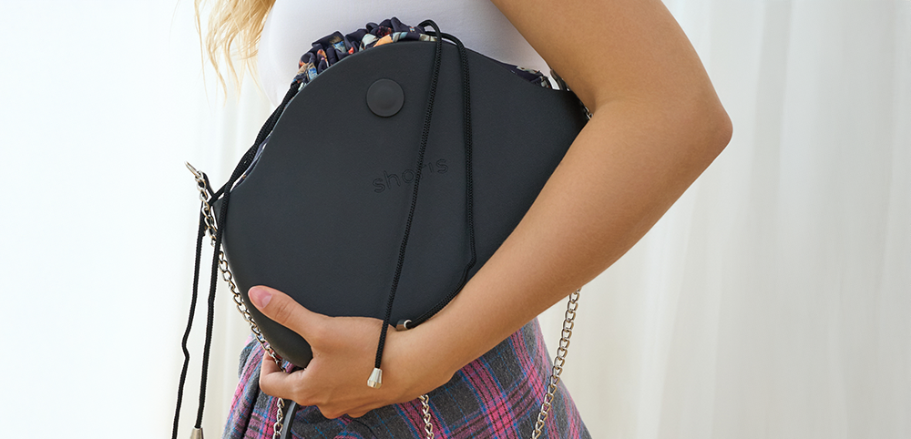 Sharis круглая кроссбоди черная, на руке