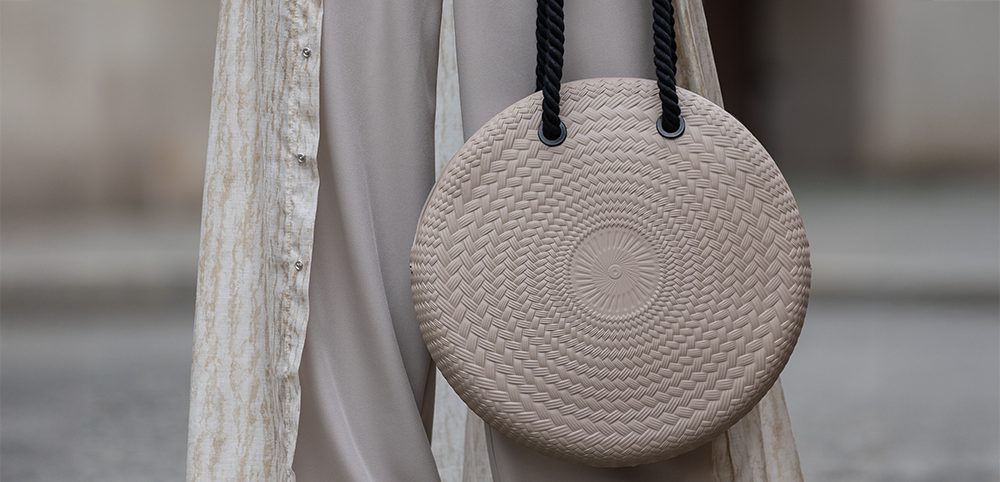 Sharis круглая бежевая сумка-плетёнка с черными ручками