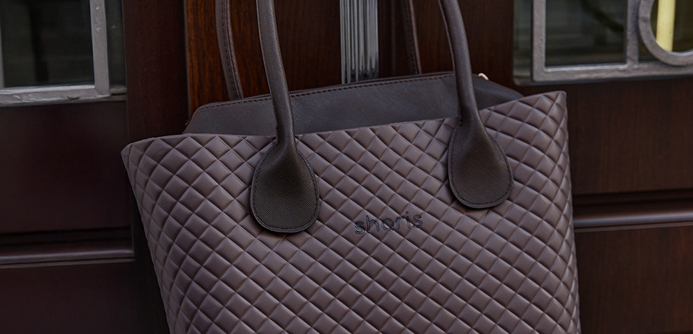 Sharis шопер стеганый графит на фоне двери