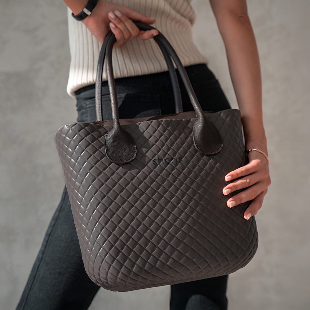 Sharis стеганый графитовый шопер в повседневном образе