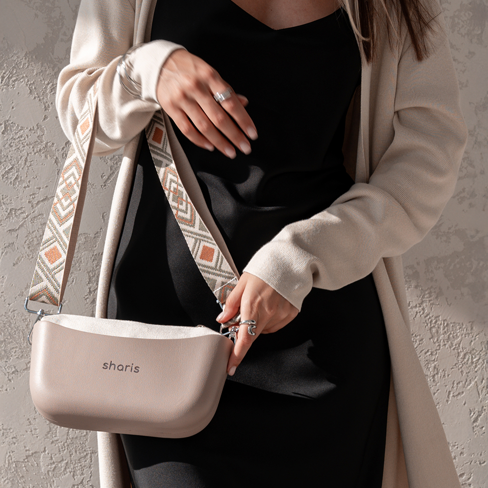 Sharis бежевая багет‑сумка с жаккардовым ремнем, образ с кардиганом